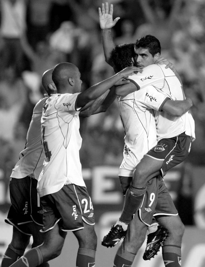 Ángel Morales, Sebastián Balsas y Diego Vera, ayer, tras el tercer gol de Nacional a Deportivo Cuenca.  · Foto: EFE, Iván Franco