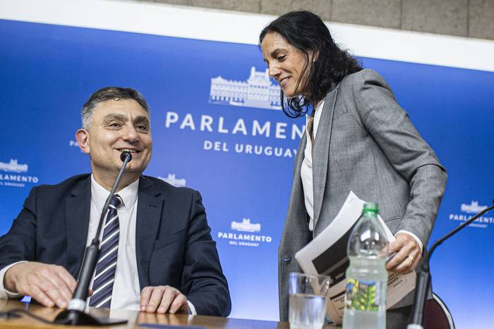 Isaac Alfie y Azucena Arbeleche este jueves, en el Parlamento. · Foto: .