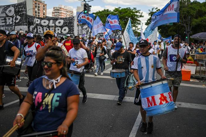 Miembros de organizaciones sociales marchan por la avenida 9 de Julio para protestar contra las medidas económicas del gobierno (archivo, noviembre de 2022). · Foto: Luis Robayo, AFP