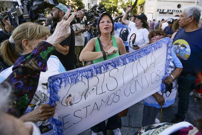 Concentración en apoyo a Cristina Fernández frente al Congreso Nacional, en Buenos Aires (06.12.2022). · Foto: Emiliano Lasalvia, AFP