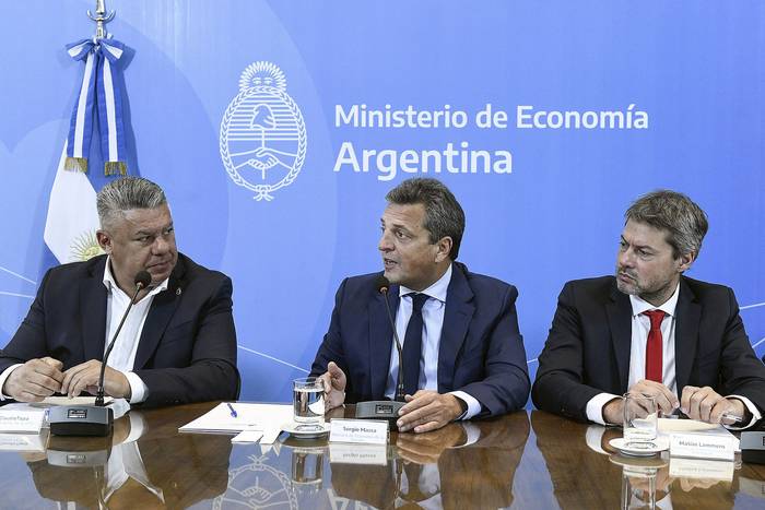 Claudio Tapia, Sergio Massa, y Matías Lammens, en Buenos Aires (17.04.2023). Foto: Maximiliano Vernazza, Ministerio de Economía argentino, AFP.
