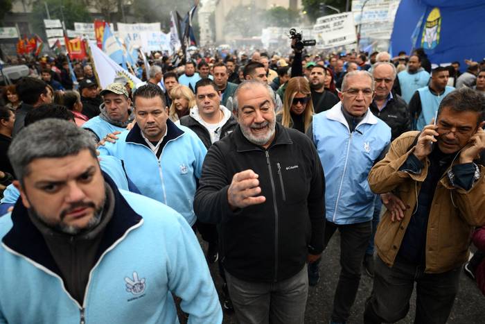 Héctor Daer (c), secretario general de la CGT, durante una manifestación del 1º de mayo, en Buenos Aires. · Foto: Luis Robayo, AFP