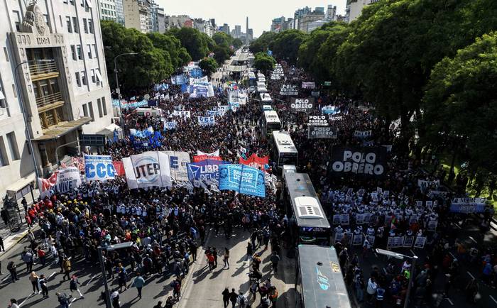 Organizaciones sociales marchan contra las recientes medidas económicas introducidas por el presidente Javier Milei, el 10 de abril, en Buenos Aires. · Foto: Luis Robayo, AFP