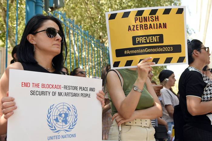 Protestas frente a la oficina de la ONU, en Ereván, Armenia (16.08.2023). · Foto: Karen Minasyan, AFP