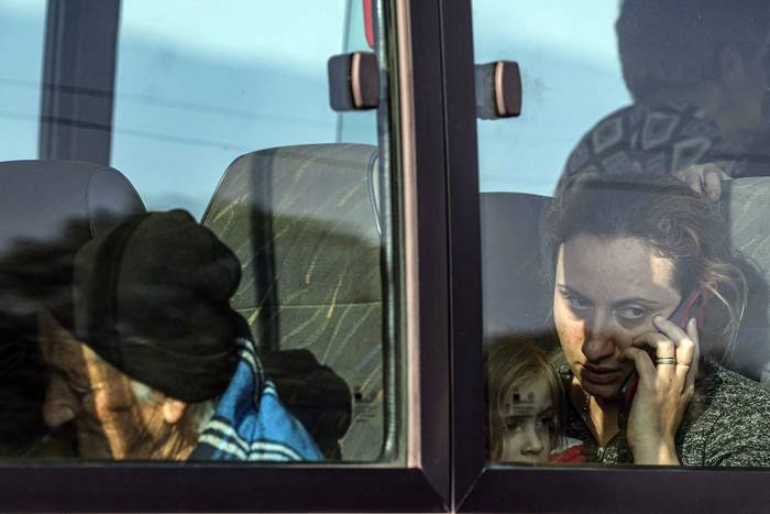 Refugiados después de registrarse en un centro del Ministerio de Asuntos Exteriores de Armenia, cerca de la ciudad fronteriza de Kornidzor (24.09.2023). · Foto: Alain Jocard, AFP