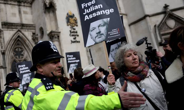 Partidarios de Julian Assange, ayer, frente a los Tribunales Reales de Justicia, en el centro de Londres. · Foto: Daniel Leal, AFP
