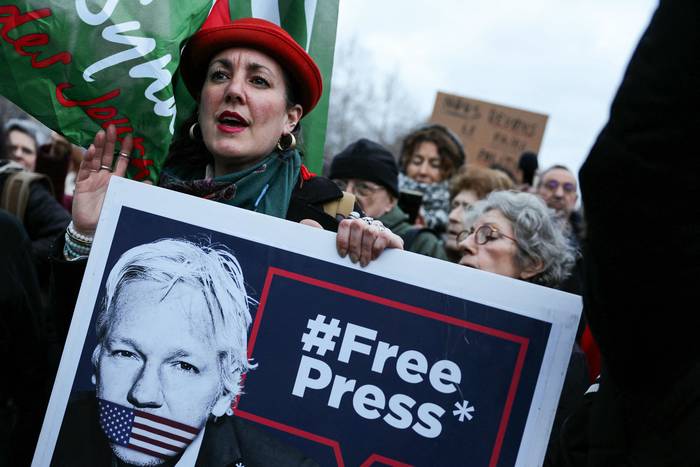 Manifestación pidiendo la libertad de Julian Assange, este martes, en París. · Foto: Thomas Samson, AFP
