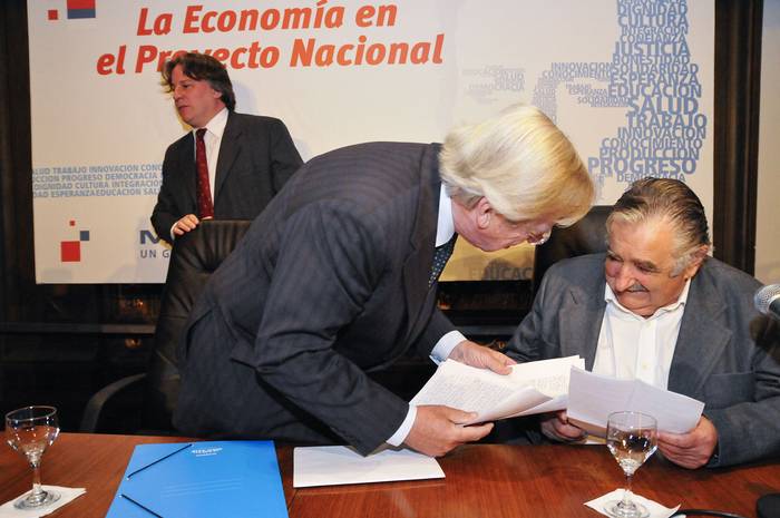 Fernando Lorenzo, Danilo Astori y José Mujica (archivo, noviembre de 2009). · Foto: Javier Calvelo
