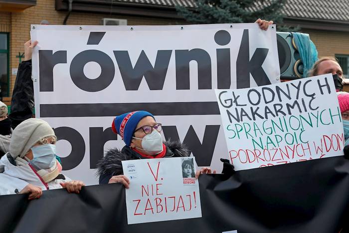 Personas participan en una protesta en apoyo de los migrantes, frente al cuartel general de la Guardia de Fronteras polaca en Michalowo, noreste de Polonia, 23 de octubre de 2021. · Foto: Artur Reszko, EFE