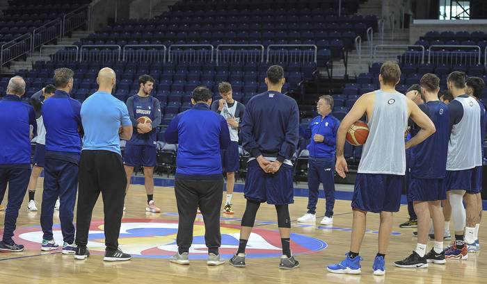 La selección de básquet entrena, este martes, en el Antel Arena. · Foto: Federico Gutiérrez