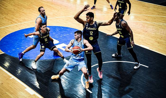 Uruguay y Colombia, en los juegos de Pre-Clasificación Olímpica y la Copa del Mundo de Baloncesto, en el estadio Vicente Rosales, Santiago del Estero, Argentina (14.08.2023). · Foto: FIBA Américas