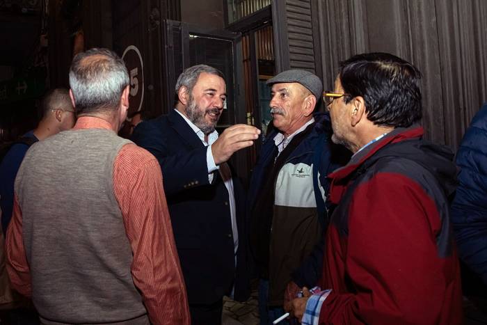Mario Bergara, el 16 de abril, con militantes de Fuerza Renovadora. · Foto: Rodrigo Viera Amaral