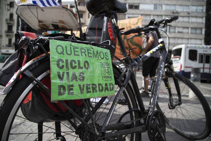 Ciclistas se concentran, este miércoles, en la explanada de la Intendencia de Montevideo. · Foto: Camilo dos Santos