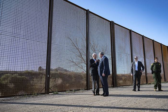 Joe Biden, presidente de Estados Unidos, y el alcalde de El Paso, Oscar Leeser, este lunes, en la frontera entre Estados Unidos y México en El Paso, Texas. 
foto: jim watson, afp · Foto: Jim Watson, AFP