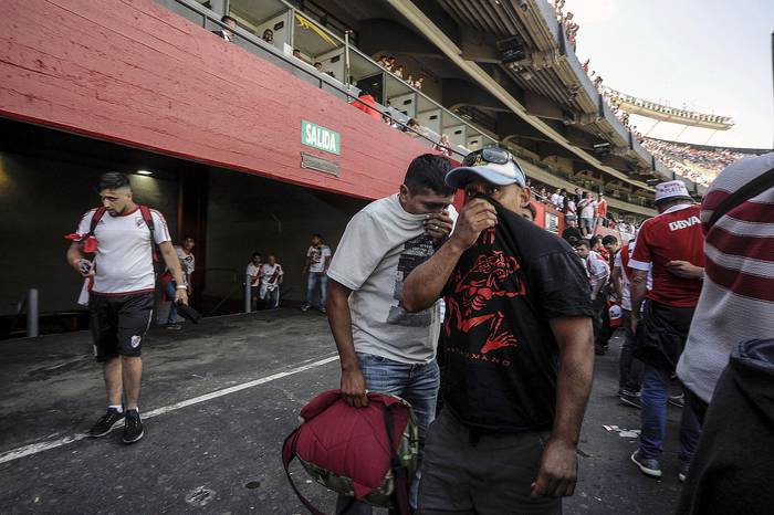 Hinchas de River Plate afectados por el gas pimienta de la Policía en el estadio Monumental.  · Foto: Javier González Toledo