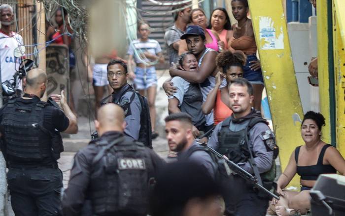 Habitantes de una favela de Río de Janeiro, este jueves, durante un operativo policíal contra una banda de narcotraficantes.
 · Foto: André Coelho, EFE