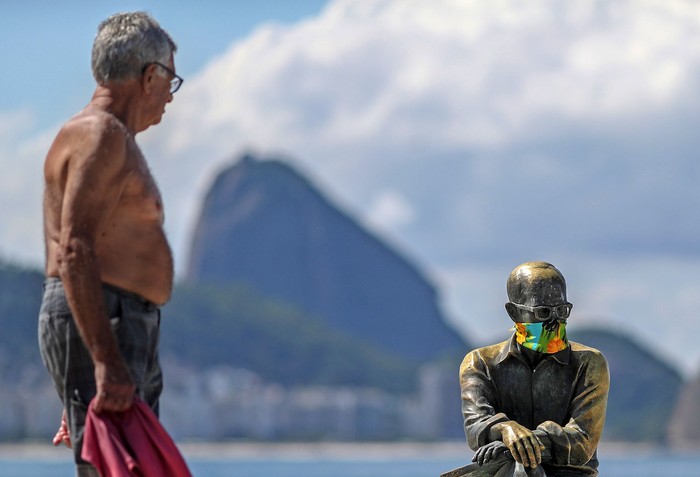Escultura del poeta Carlos Drummond de Andrade con un tapaboca puesto por el Ayuntamiento en Río de Janeiro. · Foto:  Antonio Lacerda, Efe