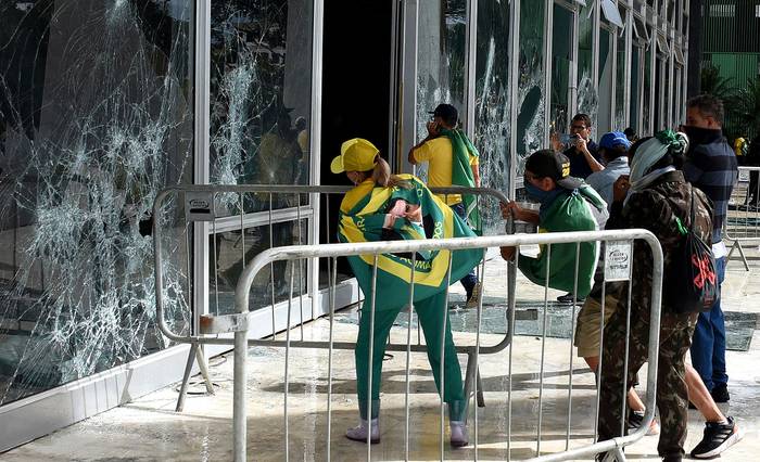 Partidarios de Jair Bolsonaro atacan la Corte Suprema. 8 de enero, en Brasilia. · Foto: Ton Molina, AFP