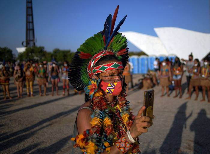 Protesta de indígenas, el martes, frente al edificio de la Corte Suprema en Brasilia. · Foto: Carl de Souza, AFP