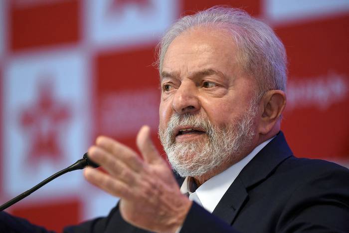 El expresidente brasileño Luiz Inacio Lula da Silva habla durante una conferencia de prensa en Brasilia (archivo,  octubre de 2021). · Foto: Evaristo Sa, AFP