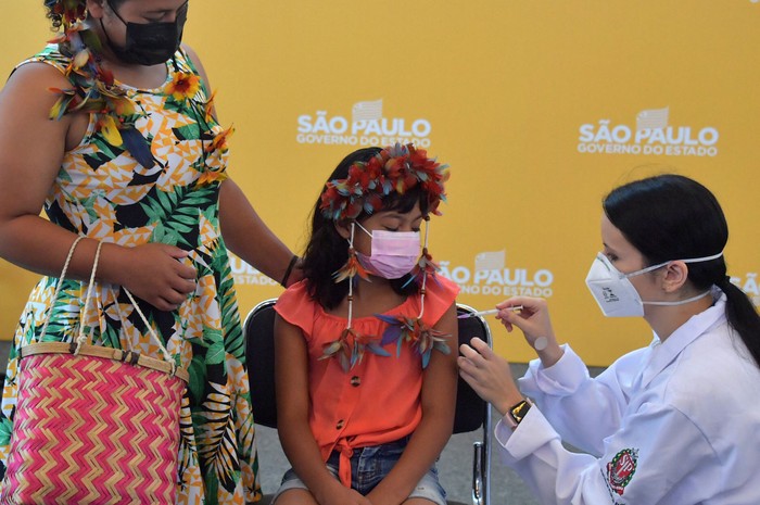 Una niña indígena recibe la primera dosis de la vacuna Pfizer-BioNTech contra el COVID-19, el 14 de enero, en el hospital Clínicas de San Pablo, Brasil. · Foto: Nelson Almeida, AFP