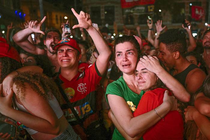 Partidarios de Luiz Inácio Lula da Silva después de conocidos los datos del escrutinio, en Río de Janeiro (30.10.2022). · Foto: Mauro Pimentel, AFP