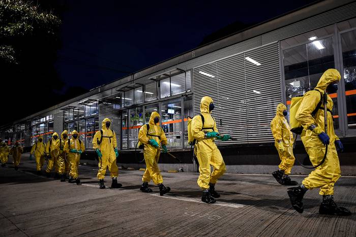 Desinfección de la estación de omnibus de Bello Horizonte, Brasil, el 9 de abril de 2020. · Foto: Douglas Magno, AFP