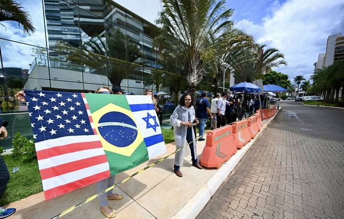 Partidarios de Jair Bolsonaro, este jueves, frente a la sede de la Policía Federal, en Brasilia, donde está siendo interrogado. · Foto: Evaristo Sa, AFP