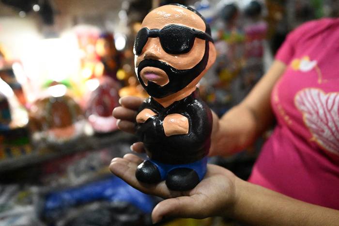Una figura de arcilla del presidente de El Salvador, Nayib Bukele, se vende en un mercado de San Salvador. · Foto: Marvin Recinos / AFP