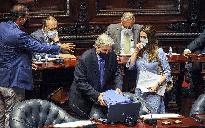 Francisco Bustillo (c), el viernes 25 de febrero, en el Parlamento. · Foto: Federico Gutiérrez