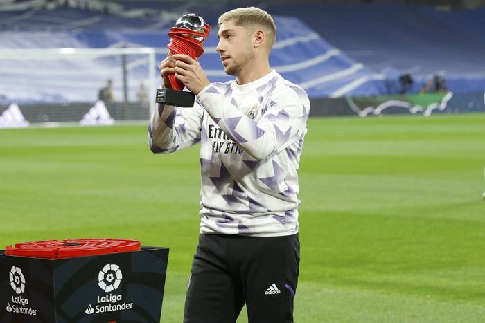 Federico Valverde, recibiendo el premio este domingo, en el estadio Santiago Bernabéu.- EFE / Rodrigo Jiménez