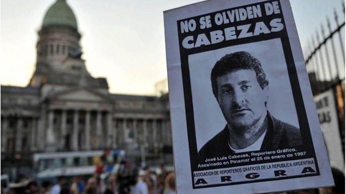 Cartel de José Luis Cabezas durante una protesta frente al edificio del Congreso en Buenos Aires, el 25 de enero de 2015. · Foto: Juan Vargas, AFP