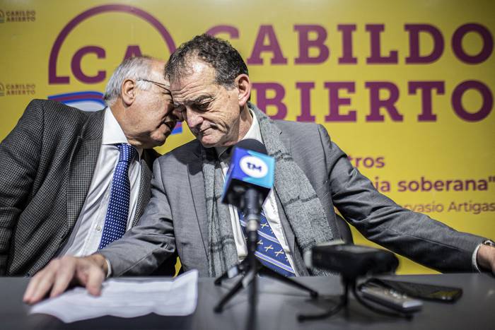Guillermo Domenech y Guido Manini Ríos, en conferencia de prensa, este miércoles, en la sede de Cabildo Abierto. · Foto: .