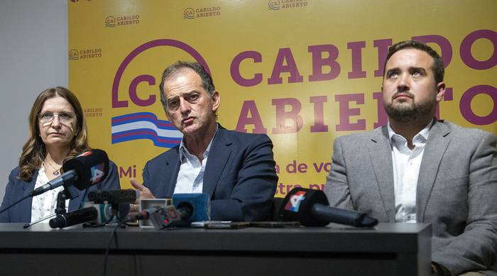 Karina Rando, Guido Manini Ríos y Sebastián Cal en conferencia de prensa en la sede de Cabildo Abierto (20.03.2023). · Foto: Alessandro Maradei