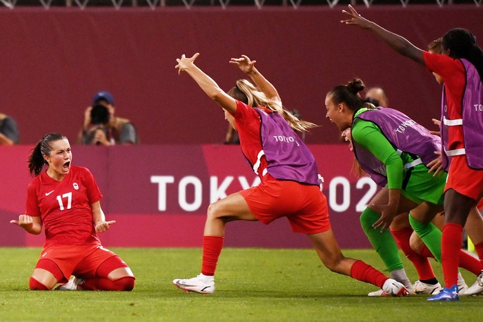 Jessie Fleming, de Canadá, luego de anotar un gol ante Estados Unidos, el 2 de agosto en el estadio Ibaraki Kashima. · Foto: Kazuhiro Nogi, AFP 