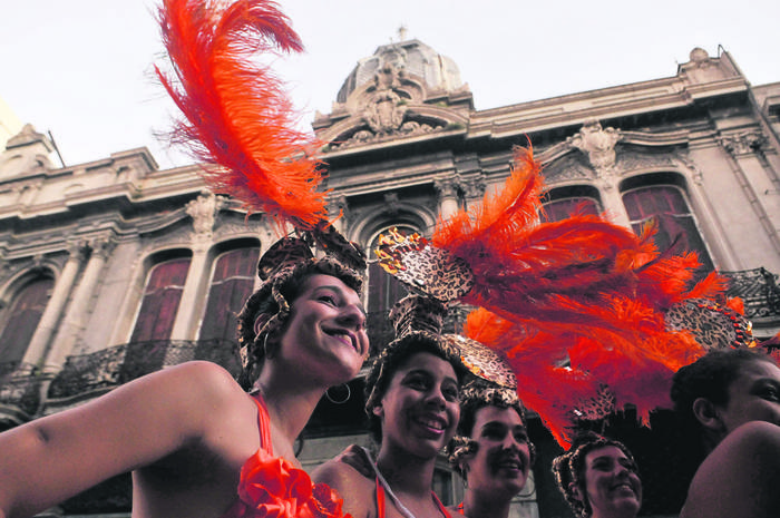 Bailarinas de la comparsa Cuareim 1080, en el corso en la Ciudad Vieja, el miércoles, en la calle 25 de Mayo.
Foto: Manuela Aldabe