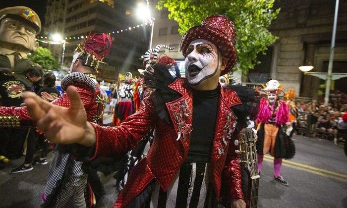 Murga Agarrate Catalina, durante el desfile inaugural de Carnaval 2020 (archivo, enero de 2020). · Foto: .