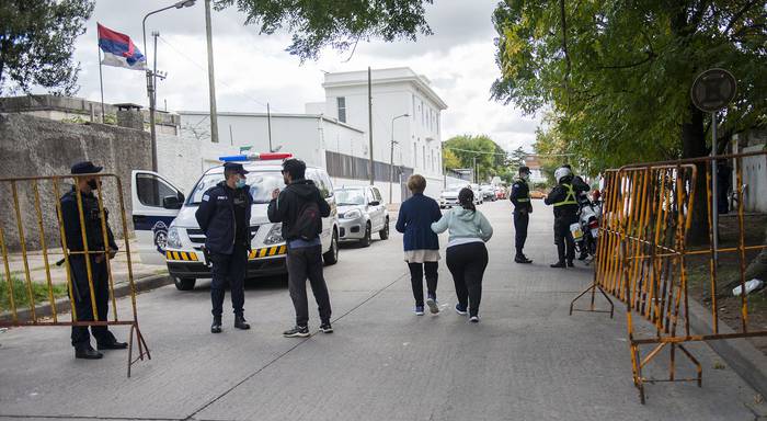 Operativo policial durante el traslado de pacientes, este miércoles, en Casa de Galicia. · Foto: Alessandro Maradei