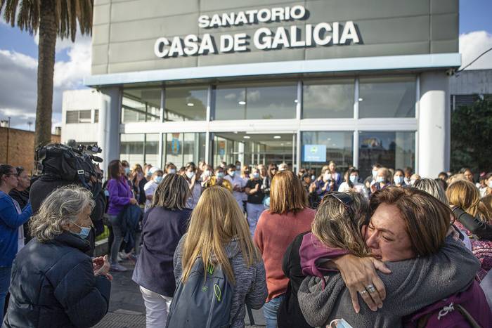 Trabajadores durante el úlitmo día de funcionamiento de Casa de Galicia (archivo, marzo de 2022). · Foto: .