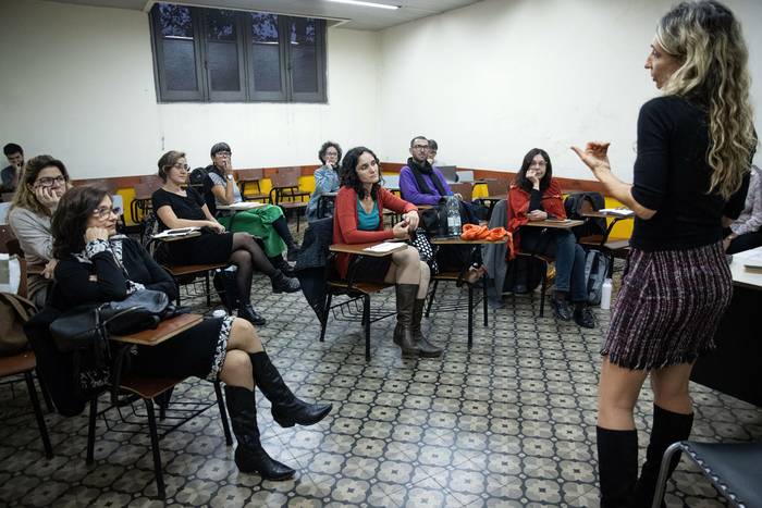 Presentación de la especialización en lectura y escritura en contextos educativos, el 12 de abril, en el salón Sambarino de la Facultad de Humanidades. · Foto: Mara Quintero