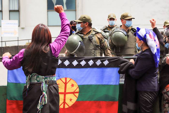 Familiares de comuneros mapuches heridos en enfrentamientos con militares, protestan frente al hospital donde fueron ingresados, el 4 de noviembre de 2021, en la ciudad de Temuco, Región de la Araucanía, sur Chile. · Foto: Mario Quilodran, AFP