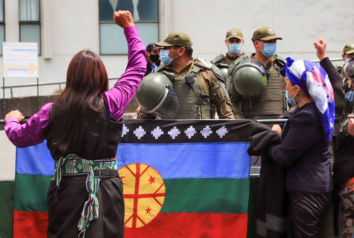 Miembros de la comunidad mapuche durante una protesta frente al hospital donde fueron ingresados los indígenas, ayer, en la ciudad de Temuco, región de la Araucanía, sur de Chile. · Foto: Mario Quilodran, AFP