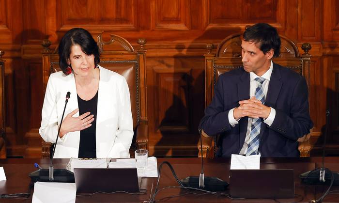 Verónica Undurraga y Sebastián Soto, presidenta y vicepresidente de la Comisión Experta para el proceso constituyente, en la antigua sede del Congreso en Santiago (06.03.2023). · Foto: Elvis González, EFE