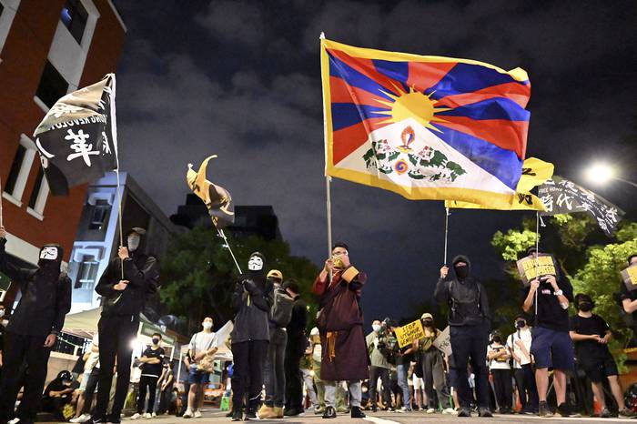Manifestación contra China, el 1 de octubre, frente al Parlamento en Taipei, Taiwán. · Foto: Sam Yeh, AFP