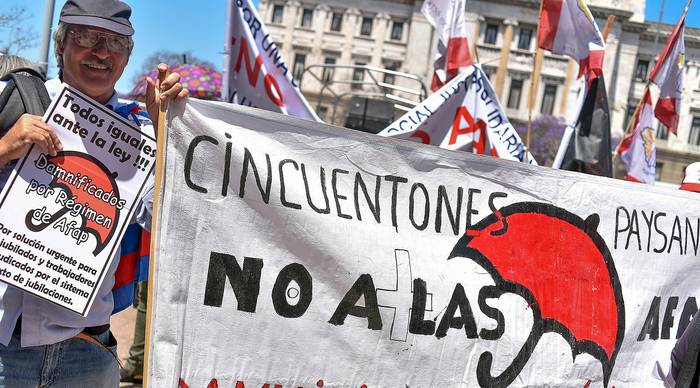 Manifestación de cincuentones frente al Palacio Legislativo (archivo, diciembre de 2017). · Foto: Ricardo Antúnez, adhocFOTOS