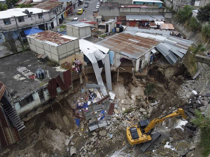 Trabajos en una zona colapsada por intensas lluvias, el 28 de setiembre, en Villa Hermosa, Guatemala. · Foto: Johan Ordonez, AFP