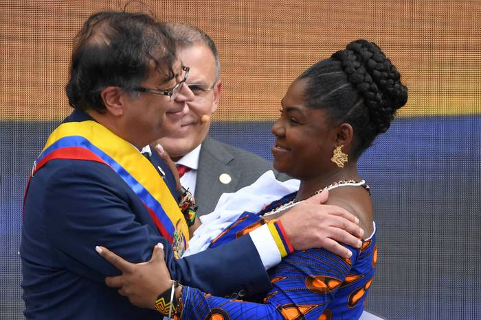El nuevo presidente de Colombia Gustavo Petro y la vicepresidenta Francia Márquez saludan durante la ceremonia de toma de posesión, este domingo, en la plaza de Bolívar en Bogotá. · Foto: Juan Barreto, AFP