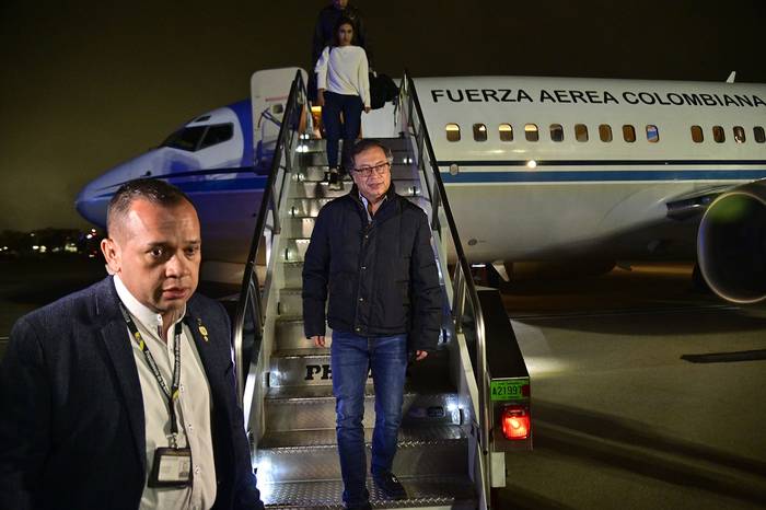Gustavo Petro a su llegada al Aeropuerto Internacional JFK de Nueva York (17.04.2023). · Foto: Cristian Garavito, presidencia de Colombia, EFE