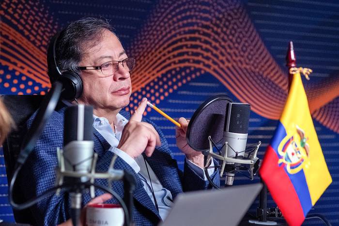 Gustavo Petro en el programa de radio de la presidencia Colombia Hoy Radio, el 13 de marzo, en Bogotá. · Foto: Presidencia colombiana, EFE