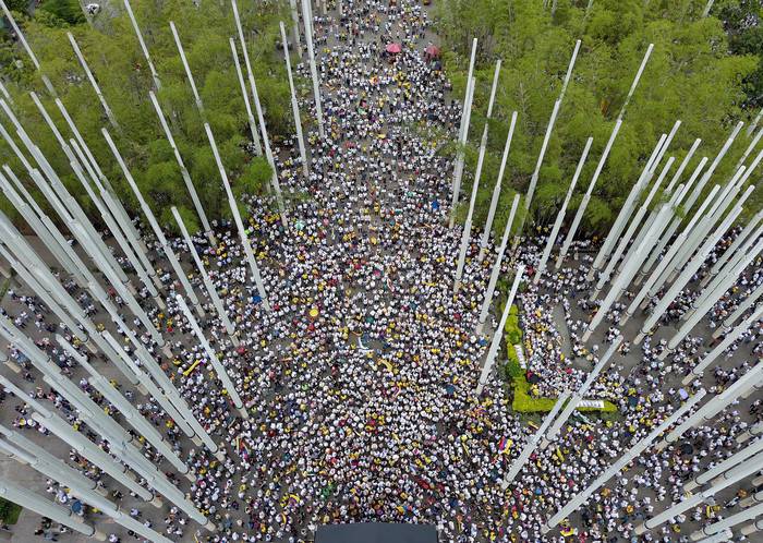 Manifestación contra el gobierno del presidente colombiano Gustavo Petro, el 21 de abril, en Medellín, Colombia. · Foto: Jaime Saldarriaga, AFP